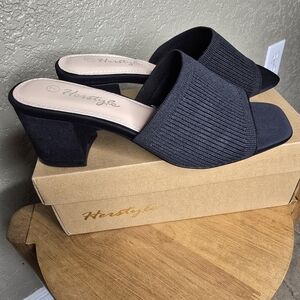 NIB! Ladies Sz. 7 HERSTYLE Black Blockheel Sandals